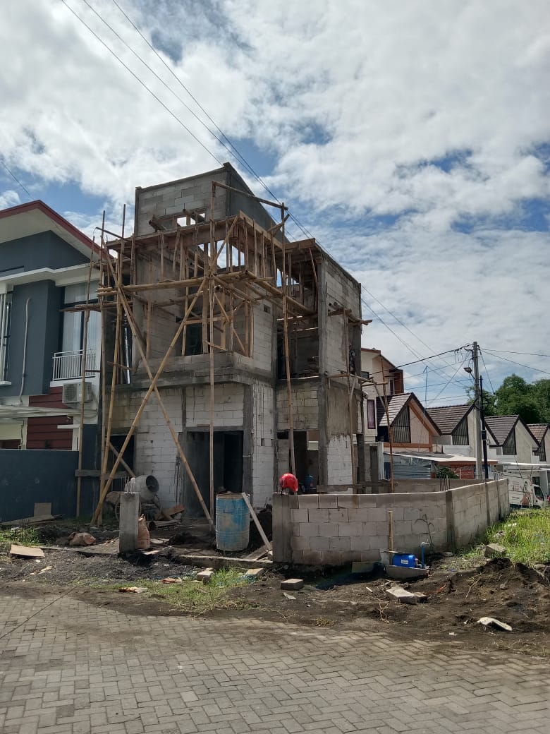 Proses persiapan cor sloof pada pembangunan rumah murah di Malang