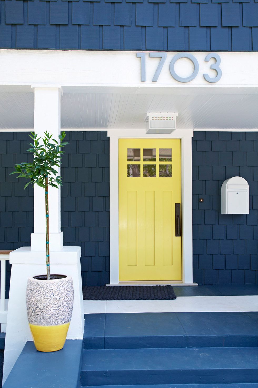 7-Inspirasi-Warna-Cat-Pintu-Rumah-Tercantik-yang-Bisa-Ditiru-kuning