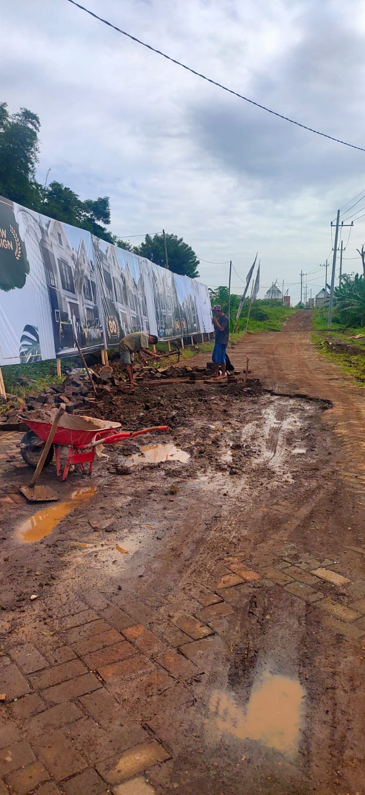 Perbaikan Paving Di Jawara Boulevard