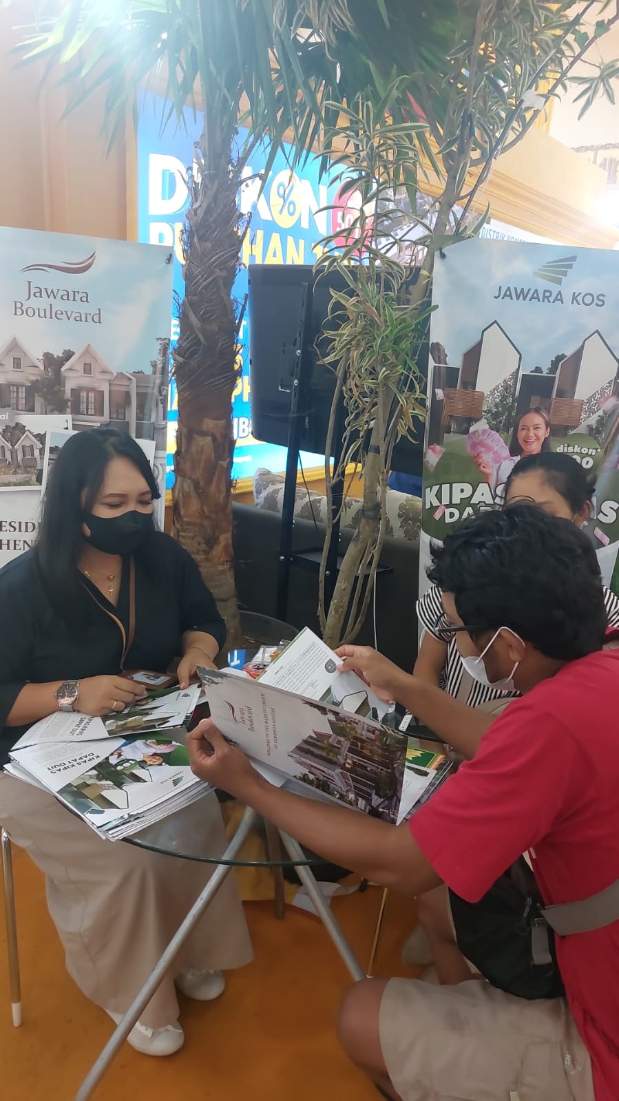 Kunjungan User Ke Stand Pameran Jawara. Photo by jaya
