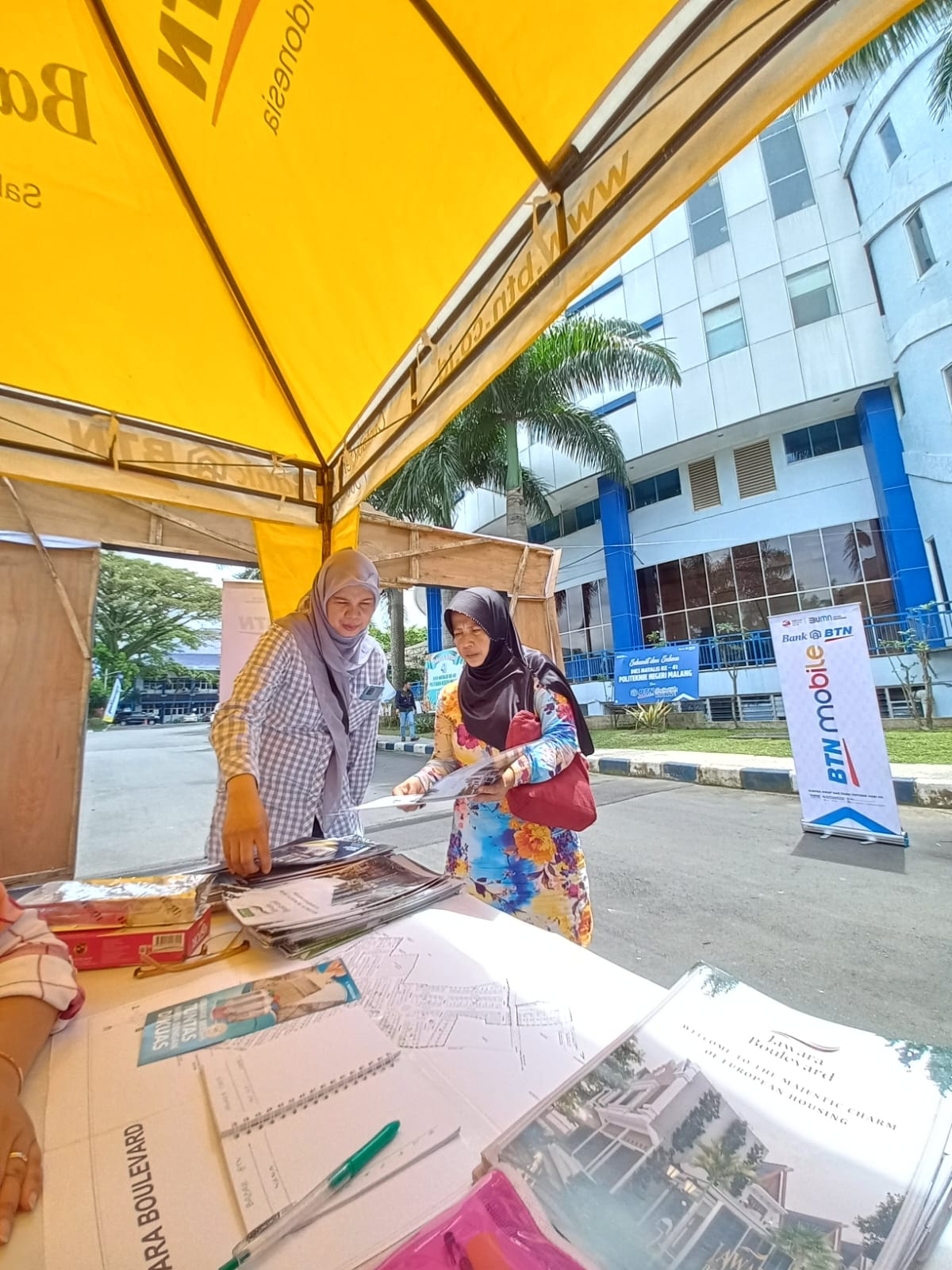 Kunjungan User Ke Stand Polinema. Photo by desy
