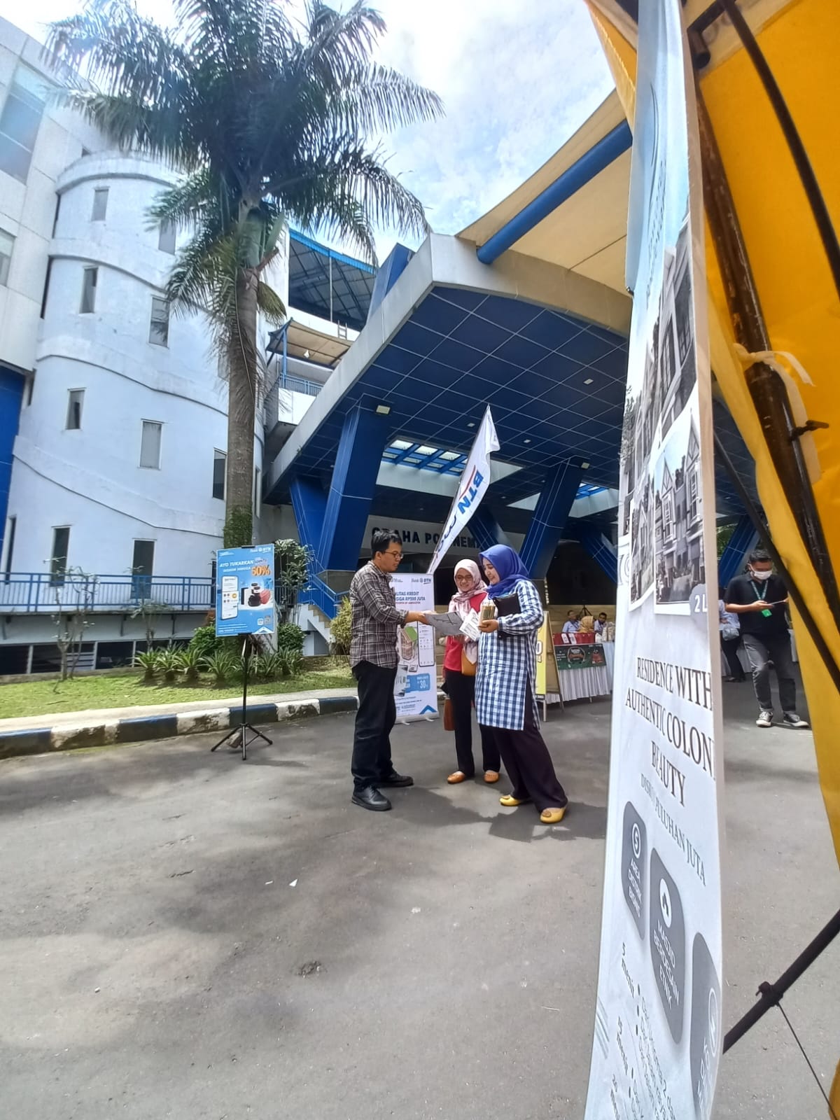 Kunjungan User Ke Stand Polinema. Photo by desy