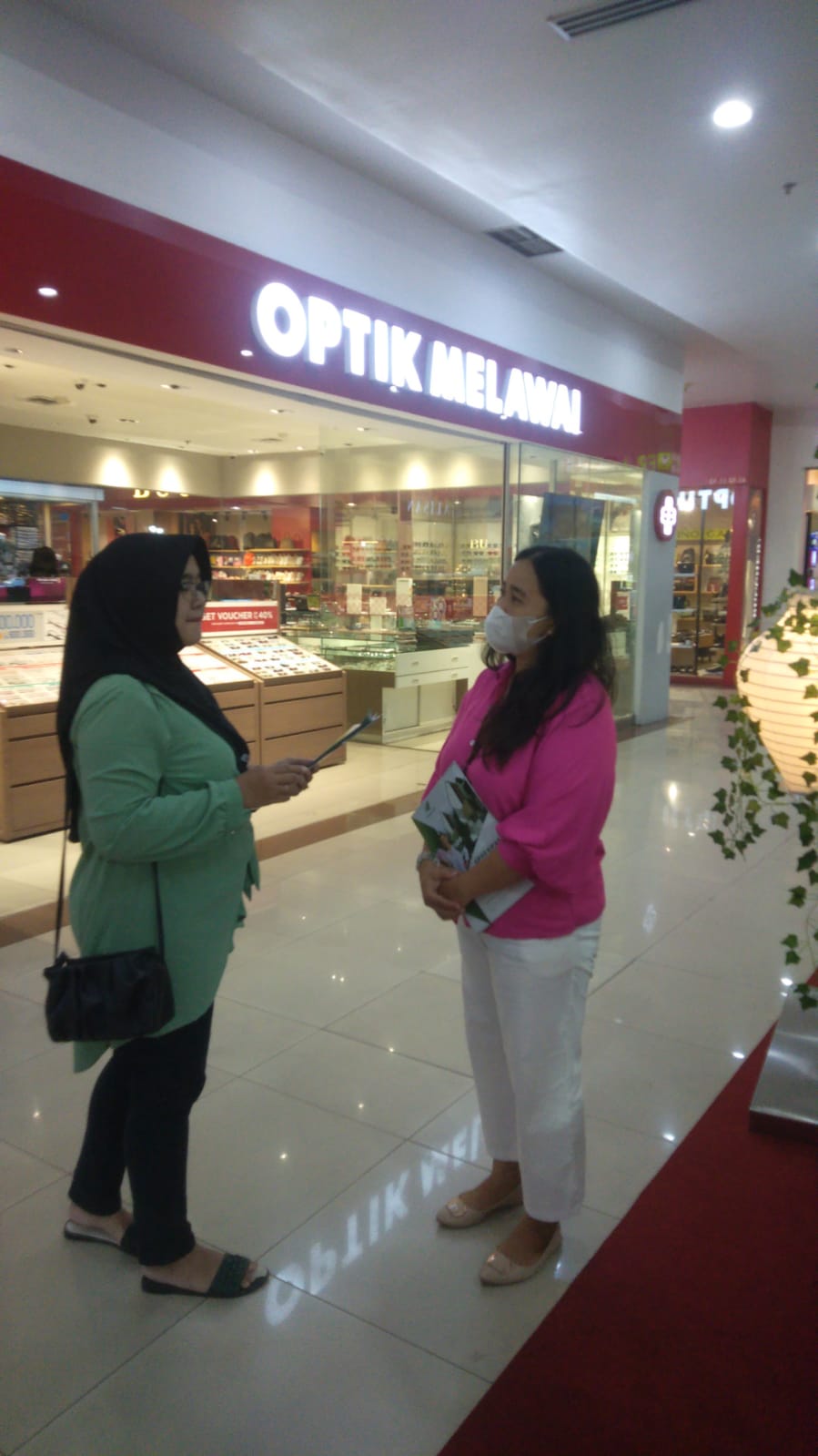 Kunjungan User Ke Stand Pameran Jawara Di MOG. Photo by anggraeni