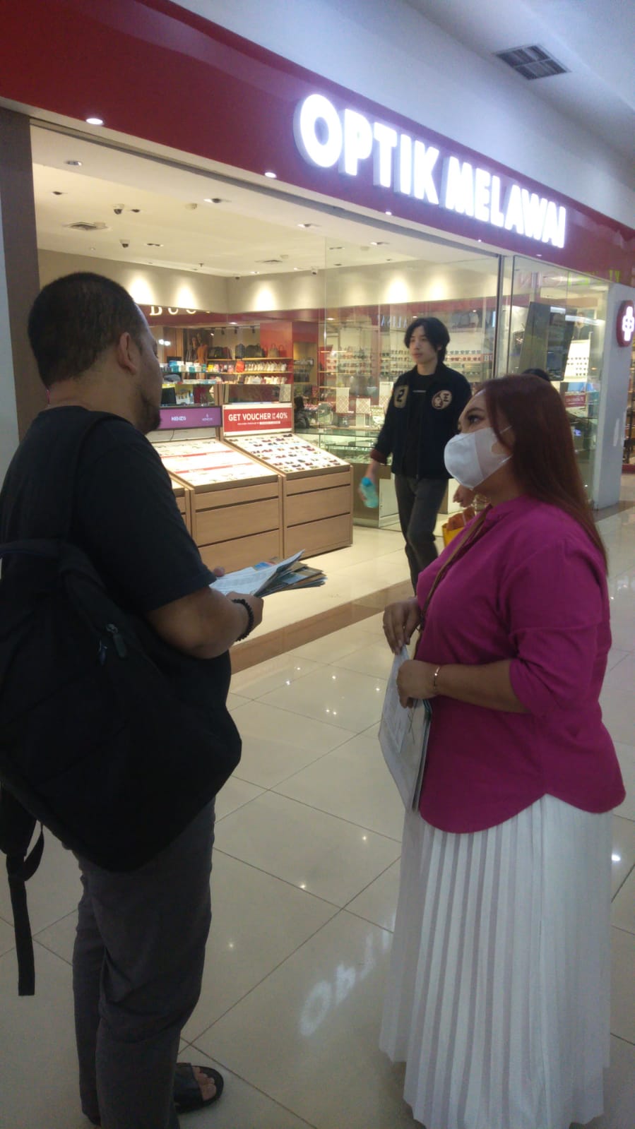 Kunjungan User Ke Stand Pameran Jawara Di MOG. Photo by anggraeni