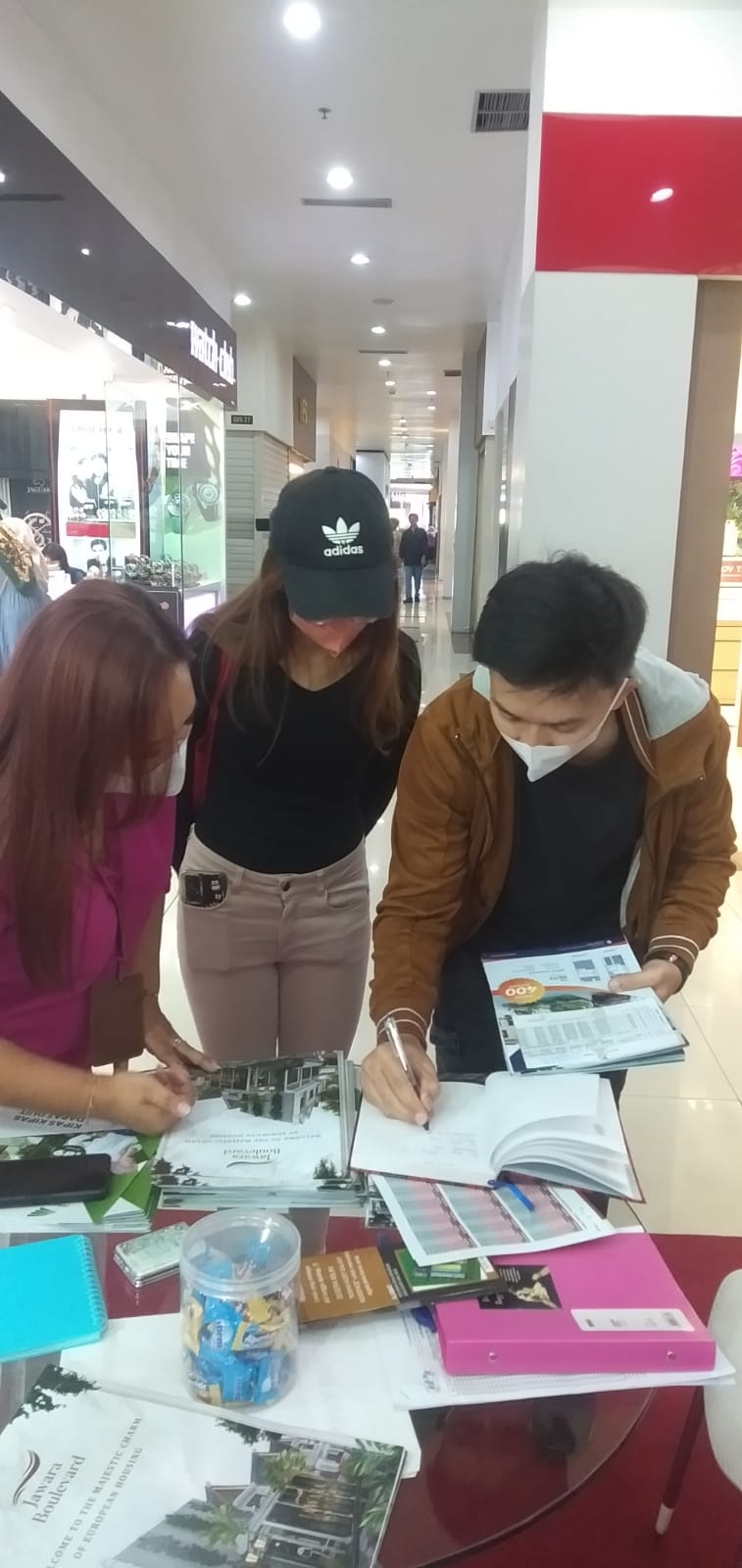 Kunjungan User Ke Stand Pameran Jawara Di MOG. Photo by anggraeni