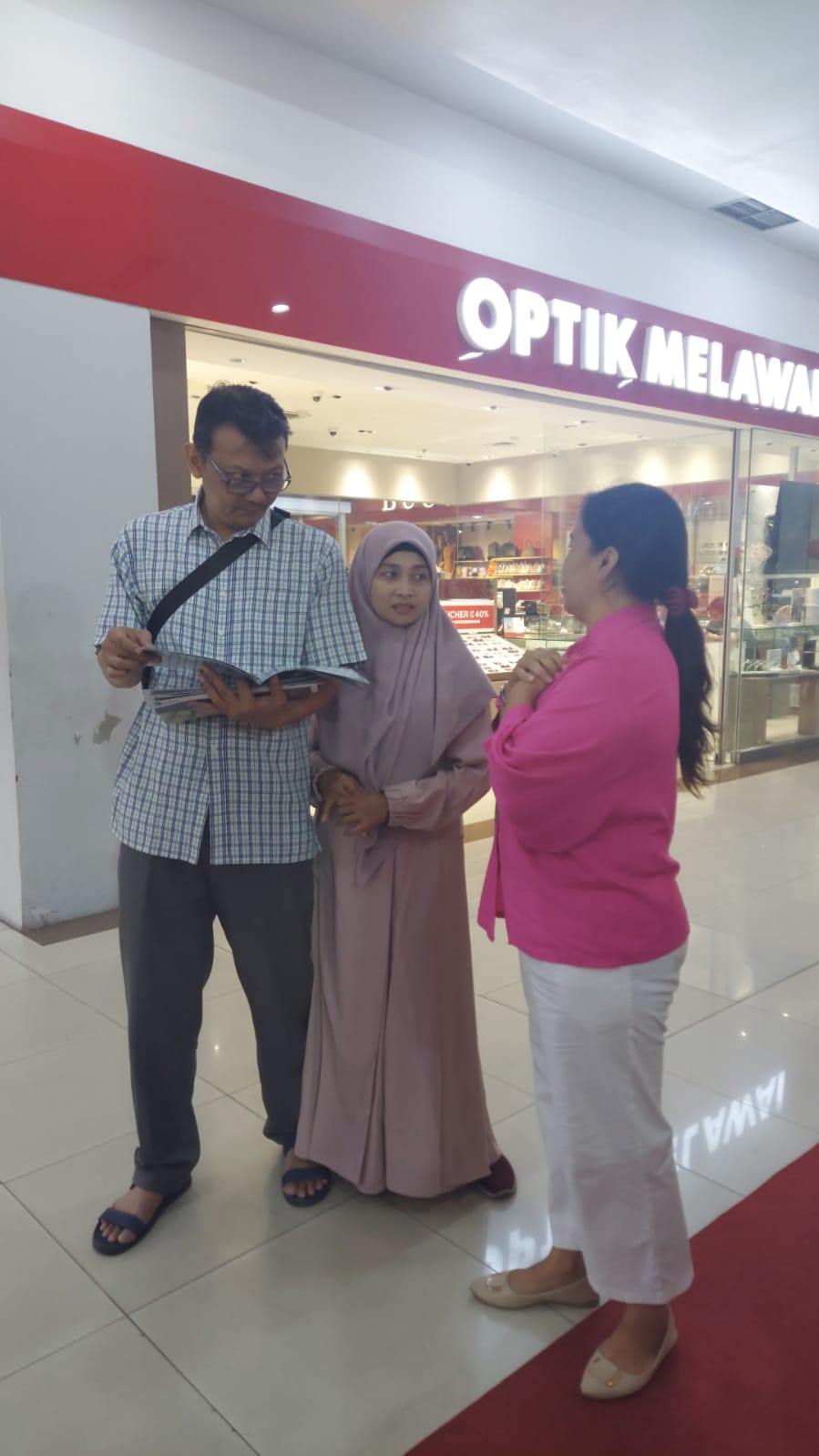 Kunjungan User Ke Stand Pameran Jawara Di MOG. Photo by wiwin