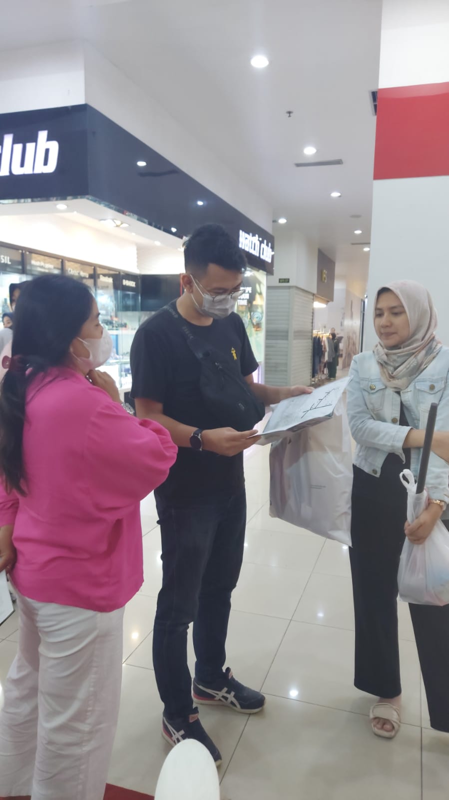 Kunjungan User Ke Stand Pameran Jawara Di MOG. Photo by wiwin