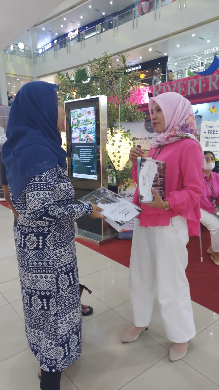 Kunjungan User Ke Stand Pameran Jawara Di MOG. Photo by wiwin