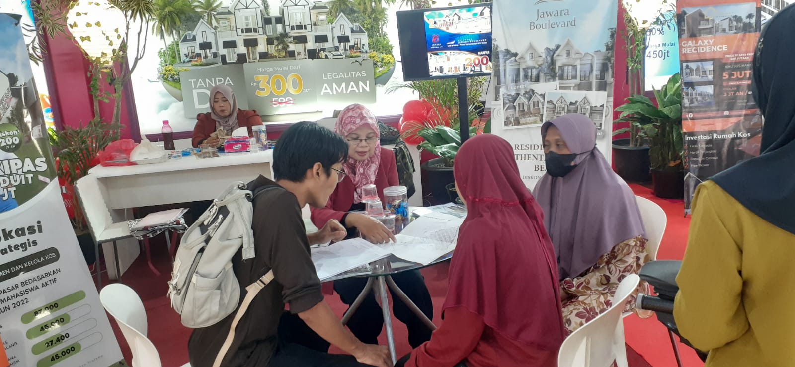 Kunjungan User Ke Stand Pameran Jawara Di MOG. Photo by agus