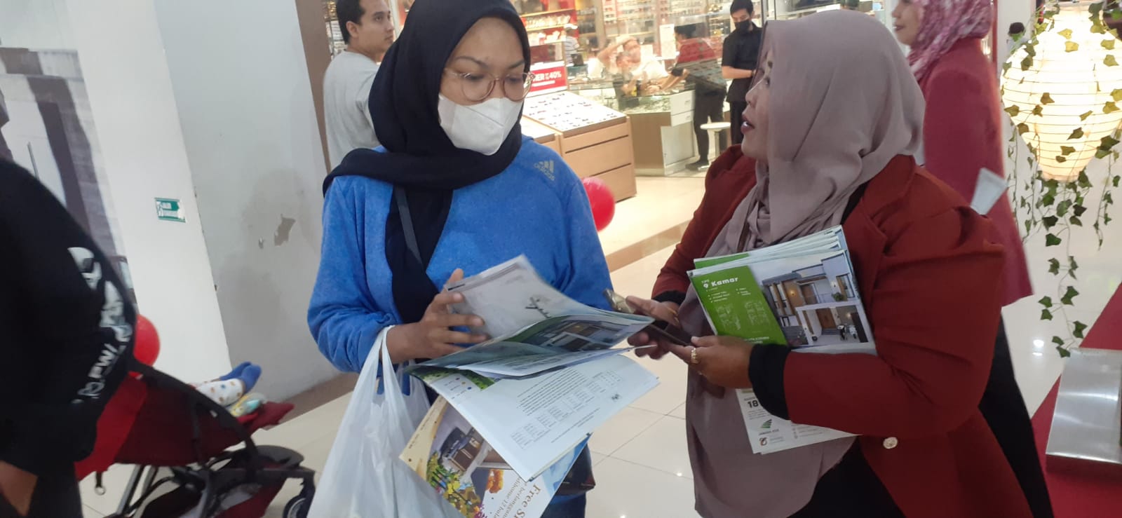 Kunjungan User Ke Stand Pameran Jawara Di MOG. Photo by agus