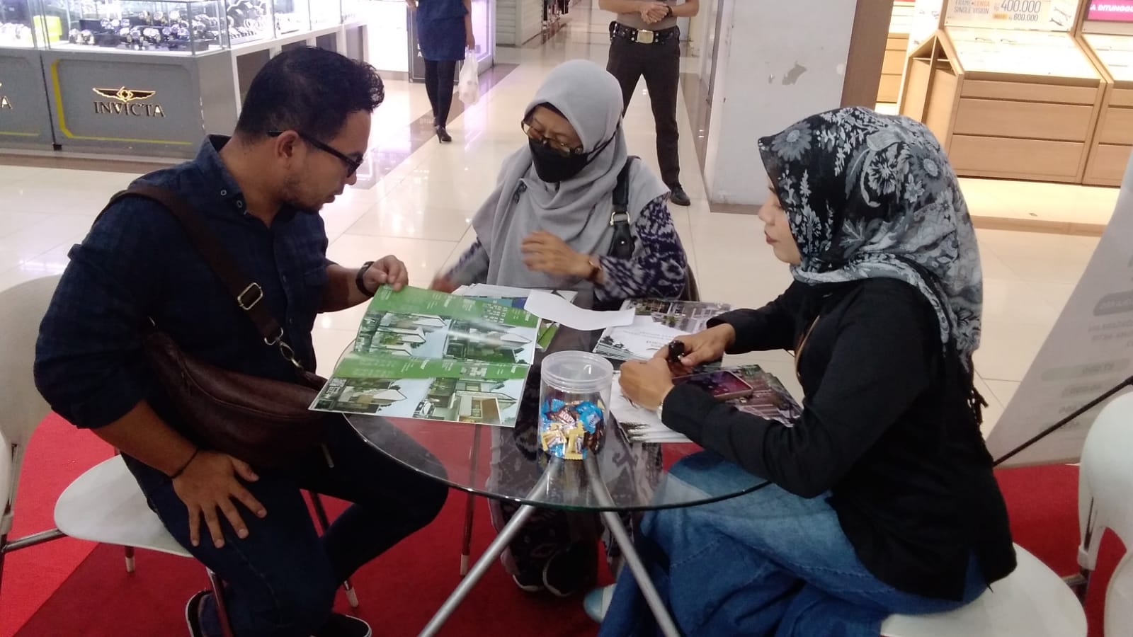 Kunjungan User Ke Stand Pameran Jawara Di MOG. Photo by evin