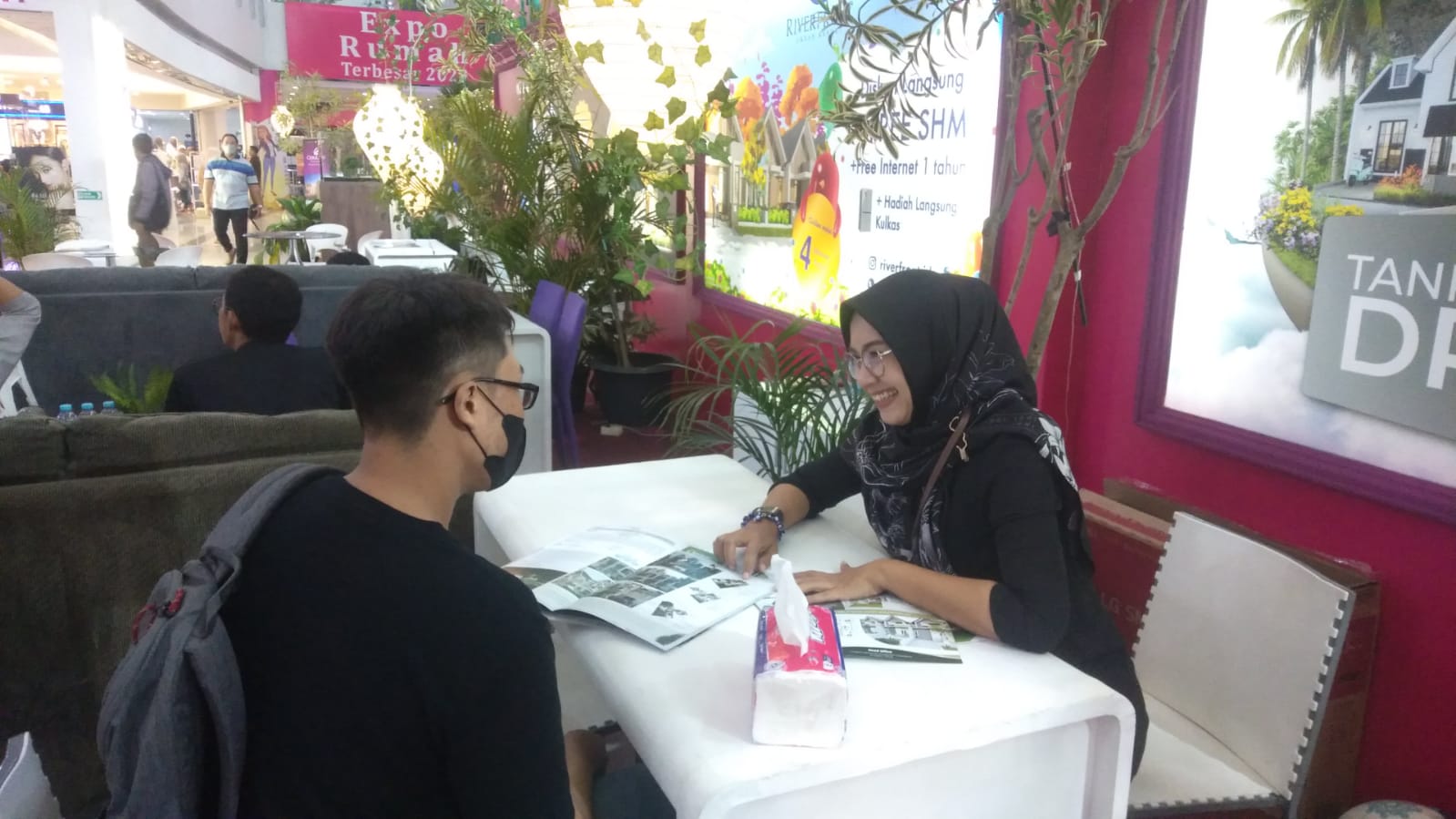 Kunjungan User Ke Stand Pameran Jawara Di MOG. Photo by anggraeni