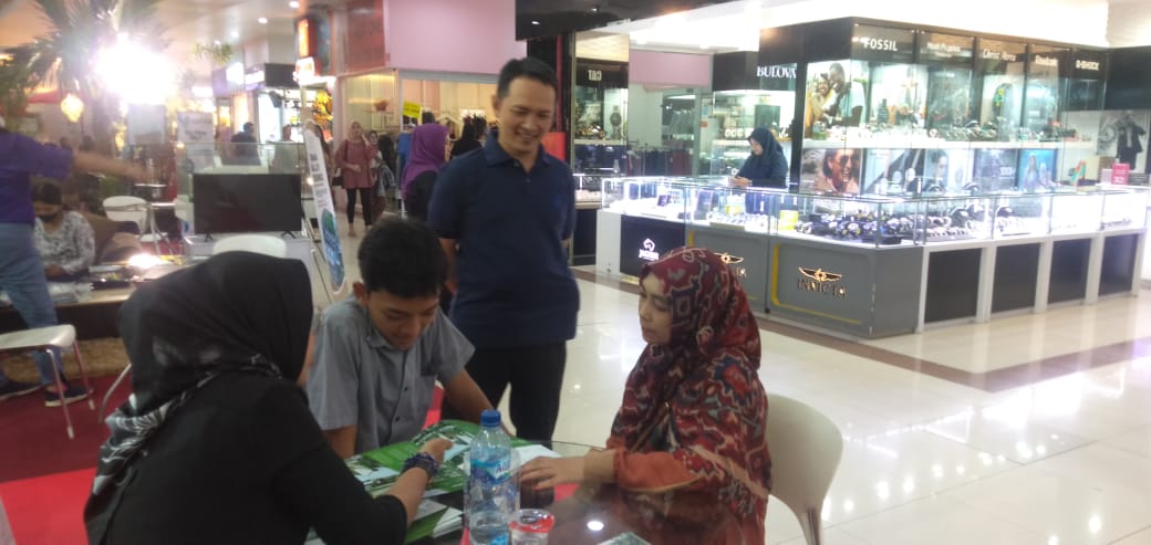 Kunjungan User Ke Stand Pameran Jawara Di MOG. Photo by anggraeni