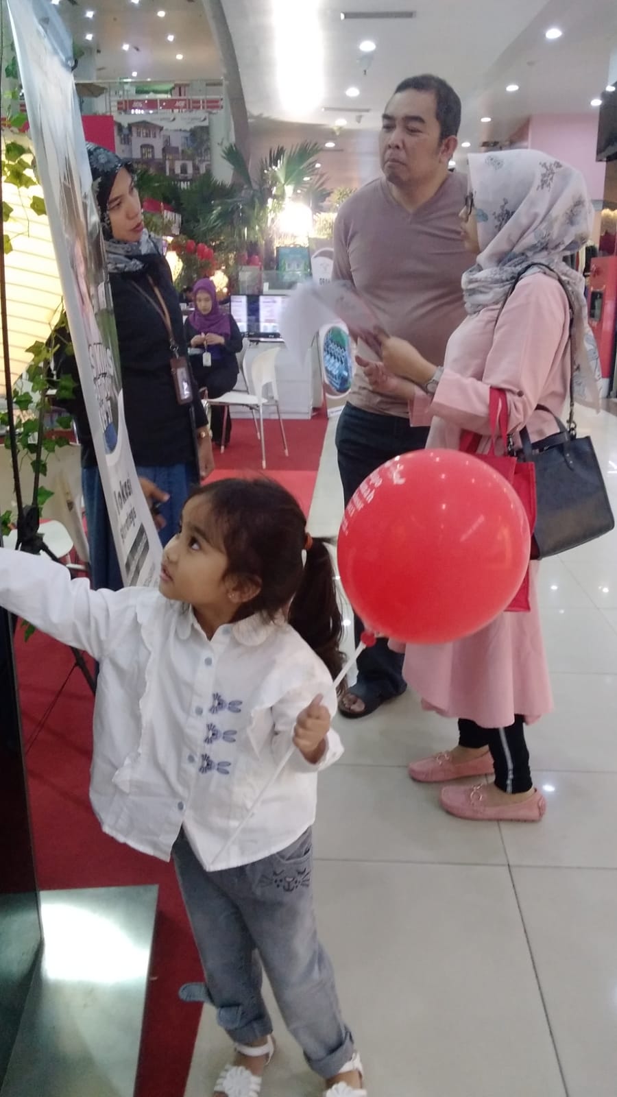 Kunjungan User Ke Stand Pameran Jawara Di MOG. Photo by evin