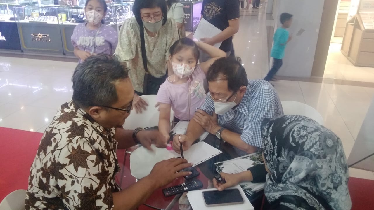 Kunjungan User Ke Stand Pameran Jawara Di MOG. Photo by evin