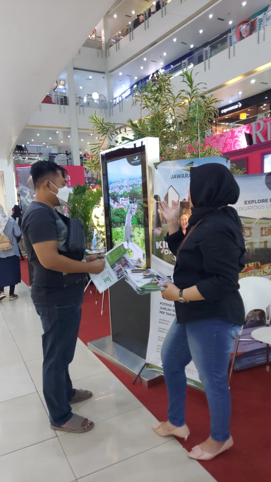 Kunjungan User Ke Stand Pameran Jawara Di MOG. Photo by wiwin