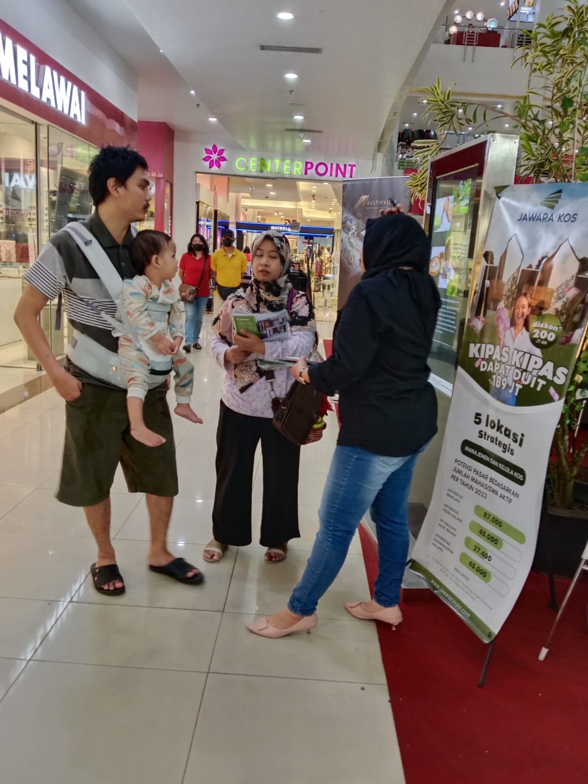 Kunjungan User Ke Stand Pameran Jawara Di MOG. Photo by chandra
