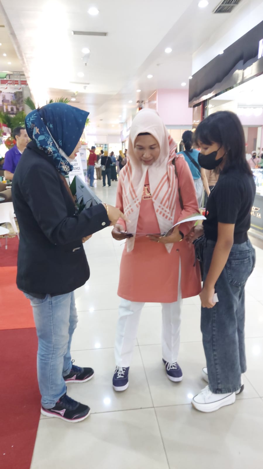 Kunjungan User Ke Stand Pameran Jawara Di MOG. Photo by wiwin