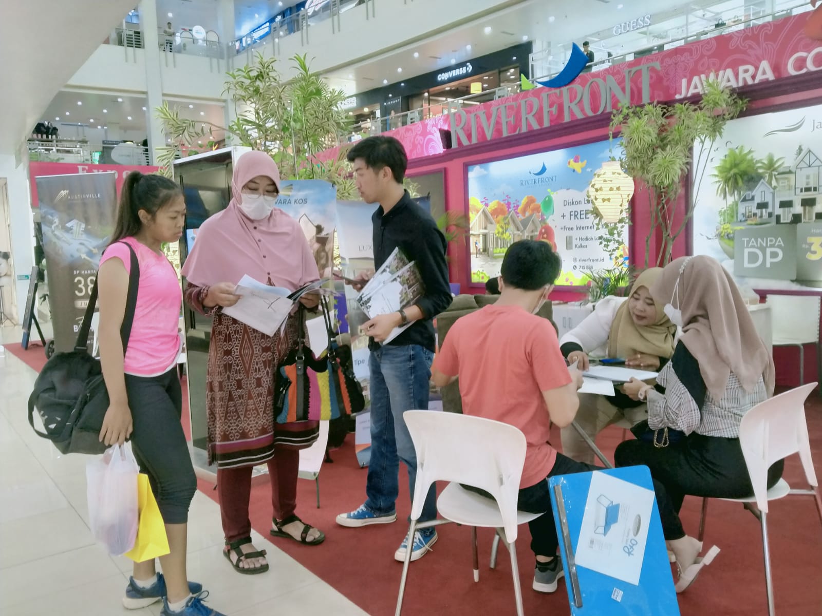 Kunjungan User Ke Stand Pameran Jawara Di MOG. Photo by ainun