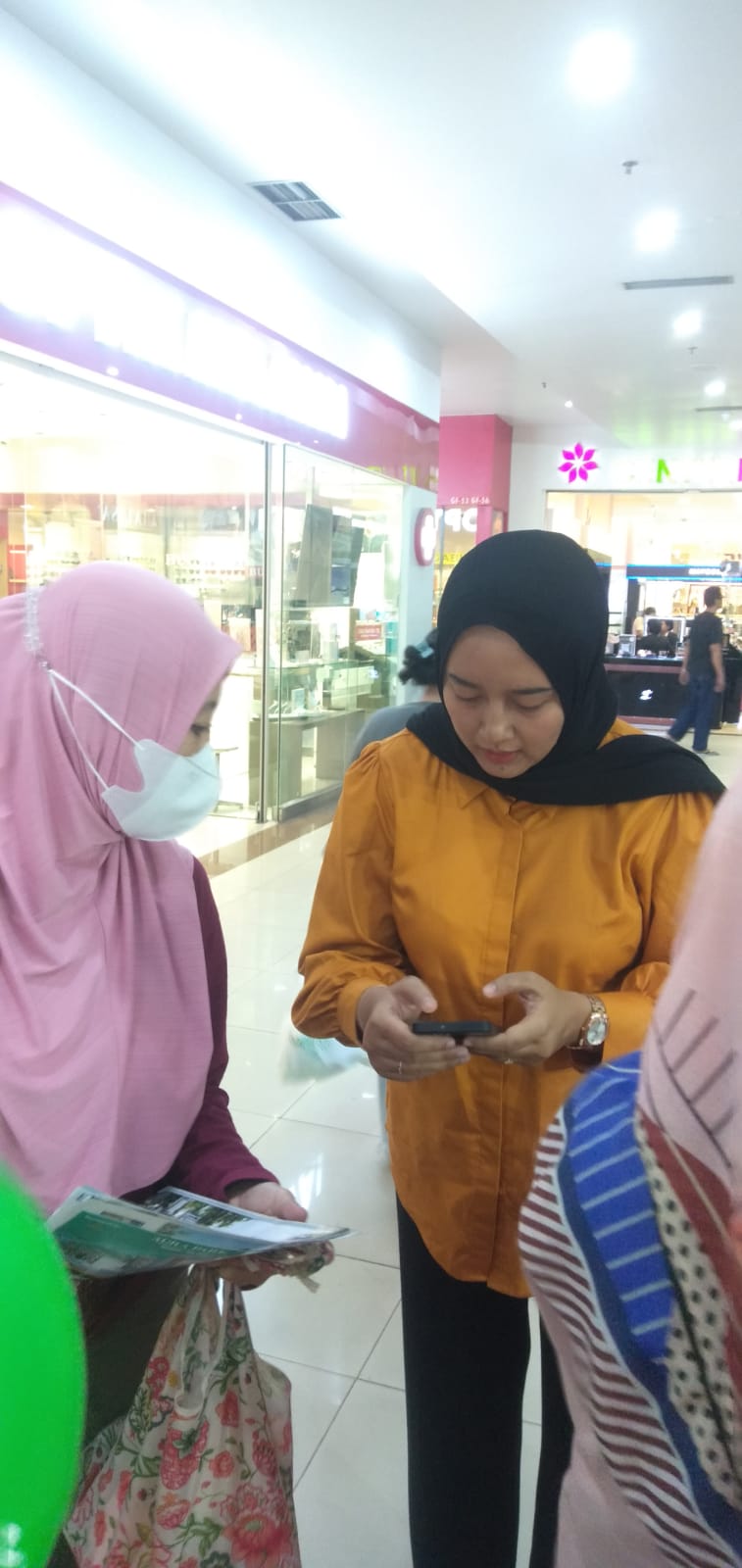 Kunjungan User Ke Stand Pameran Jawara Di MOG. Photo by anggraeni