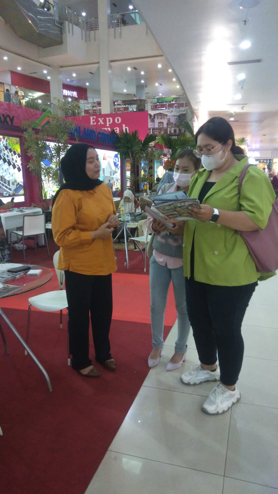 Kunjungan User Ke Stand Pameran Jawara Di MOG. Photo by anggraeni