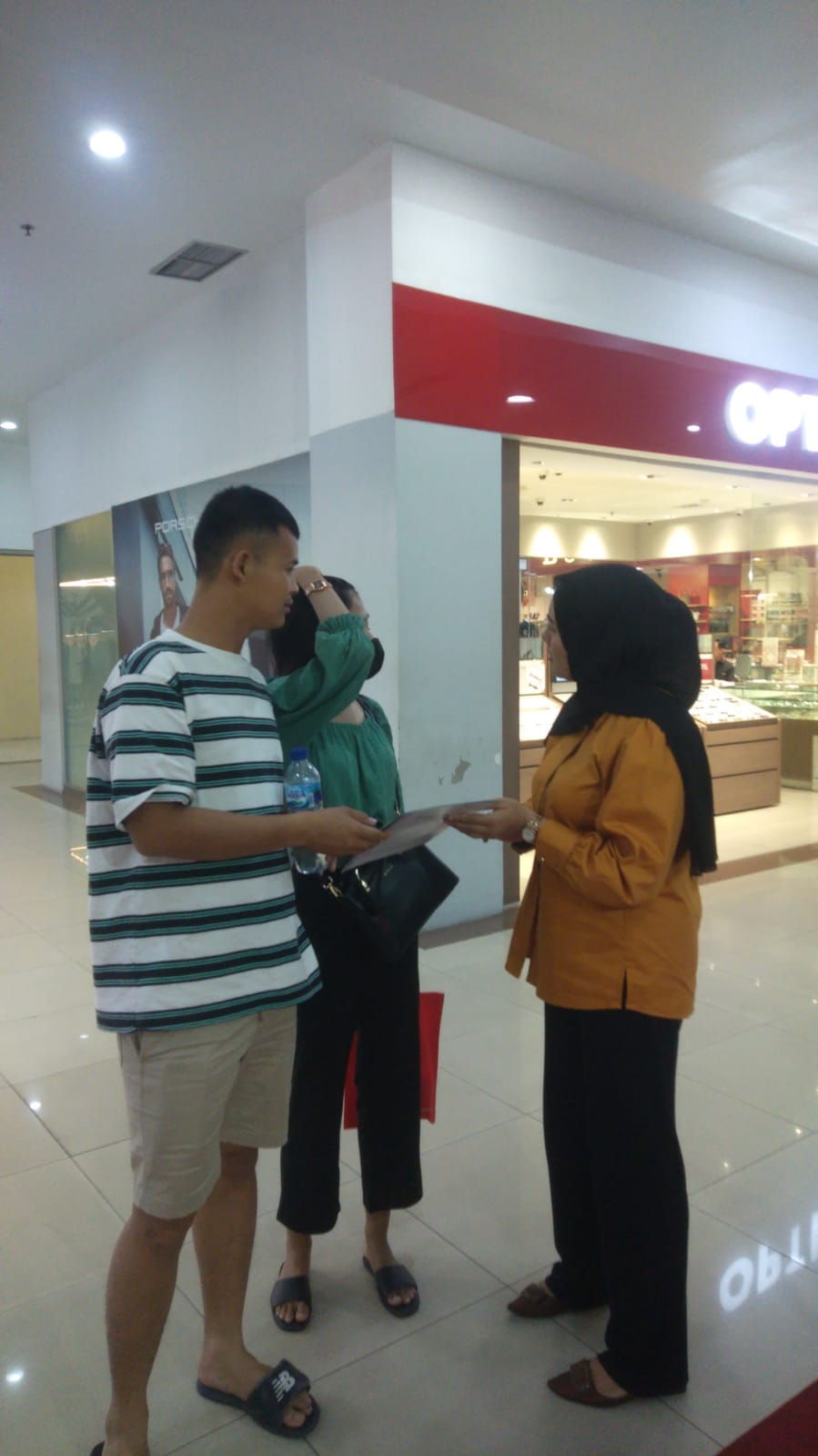 Kunjungan User Ke Stand Pameran Jawara Di MOG. Photo by anggraeni