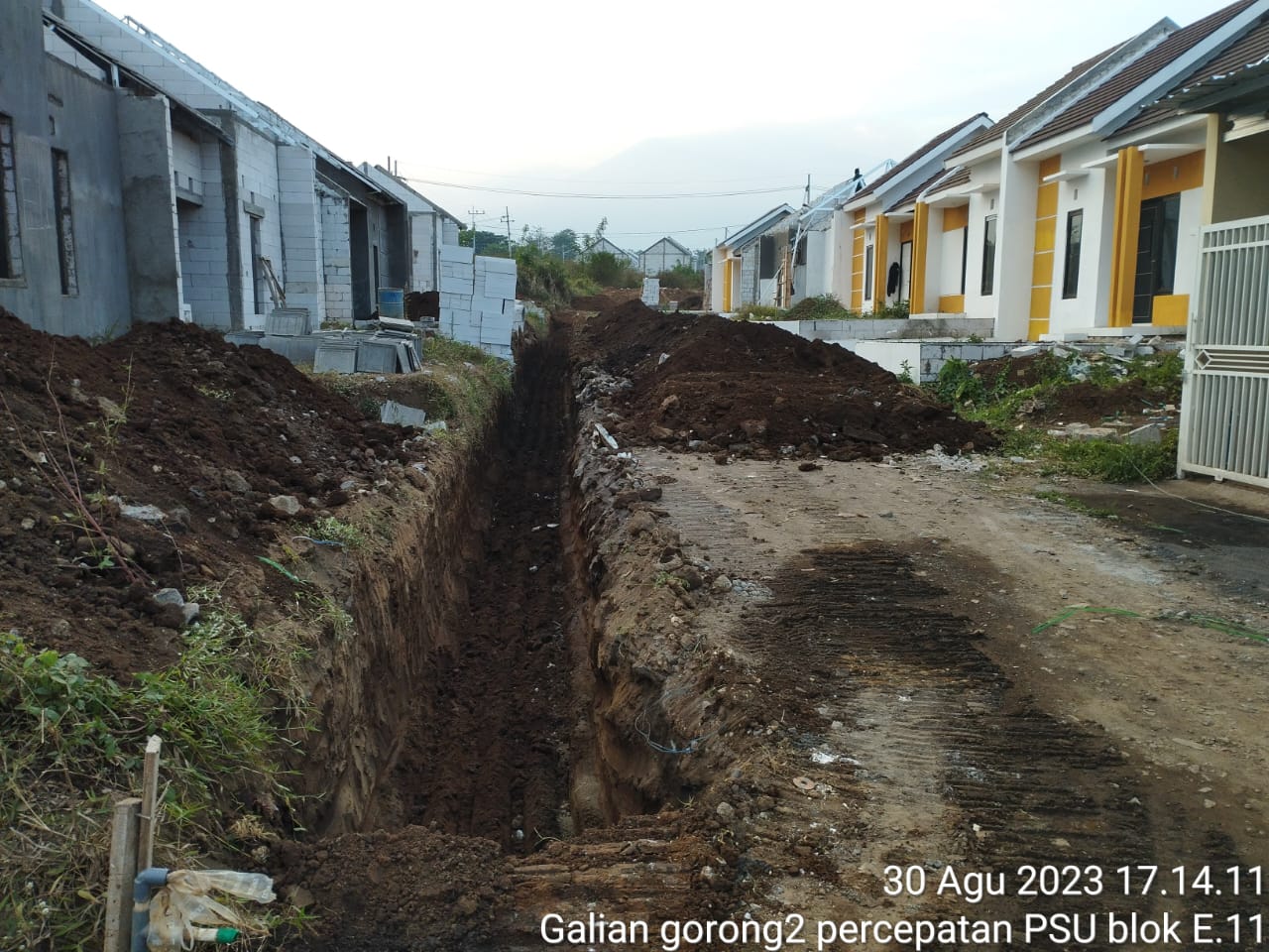 Progres Galian Gorong gorong PSU Blok E11 di Jawara Boulevard Langlang Singosari Malang. Photo by rahmad