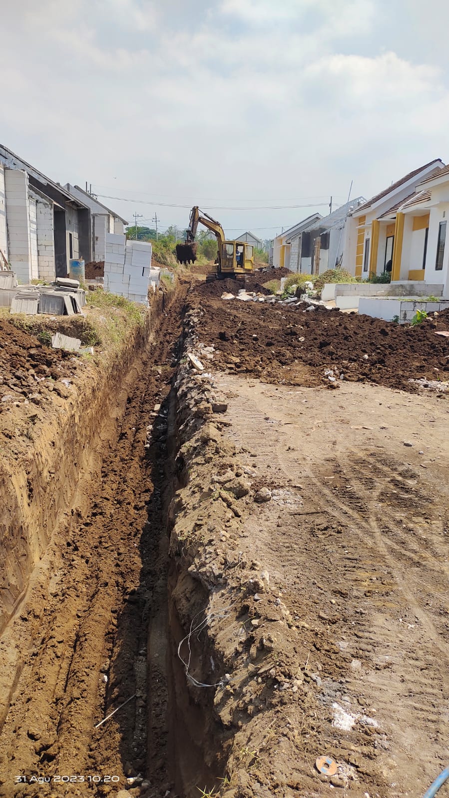 Pengerjaan Galian saluran depan block E 11 Jawara Boulevard. Photo by prayogi