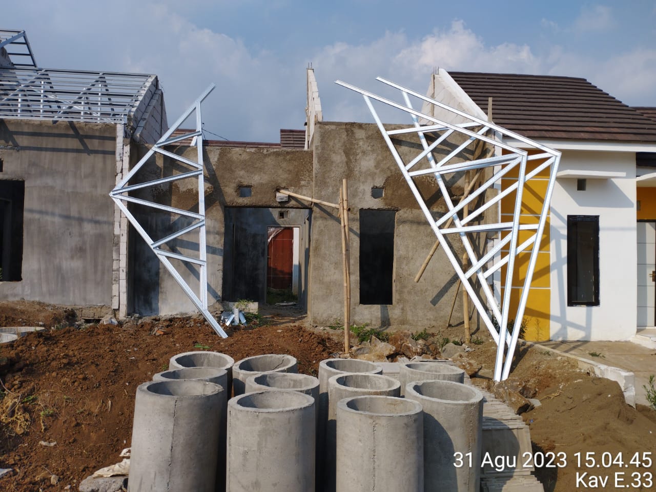 Progres update pembangun  Kavling E-33 di Jawara Boulevard Langlang Singosari Malang. Photo by rahmad