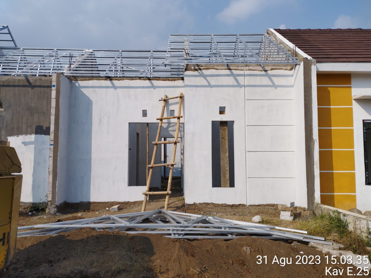 Progres update pembangun  Kavling E-25 di Jawara Boulevard Langlang Singosari Malang. Photo by rahmad