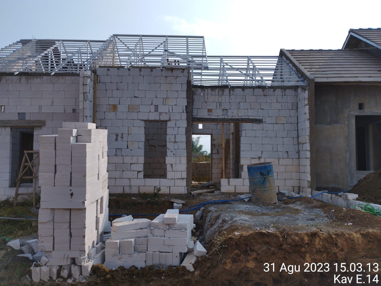 Progres update pembangun  Kavling E-14 di Jawara Boulevard Langlang Singosari Malang. Photo by rahmad