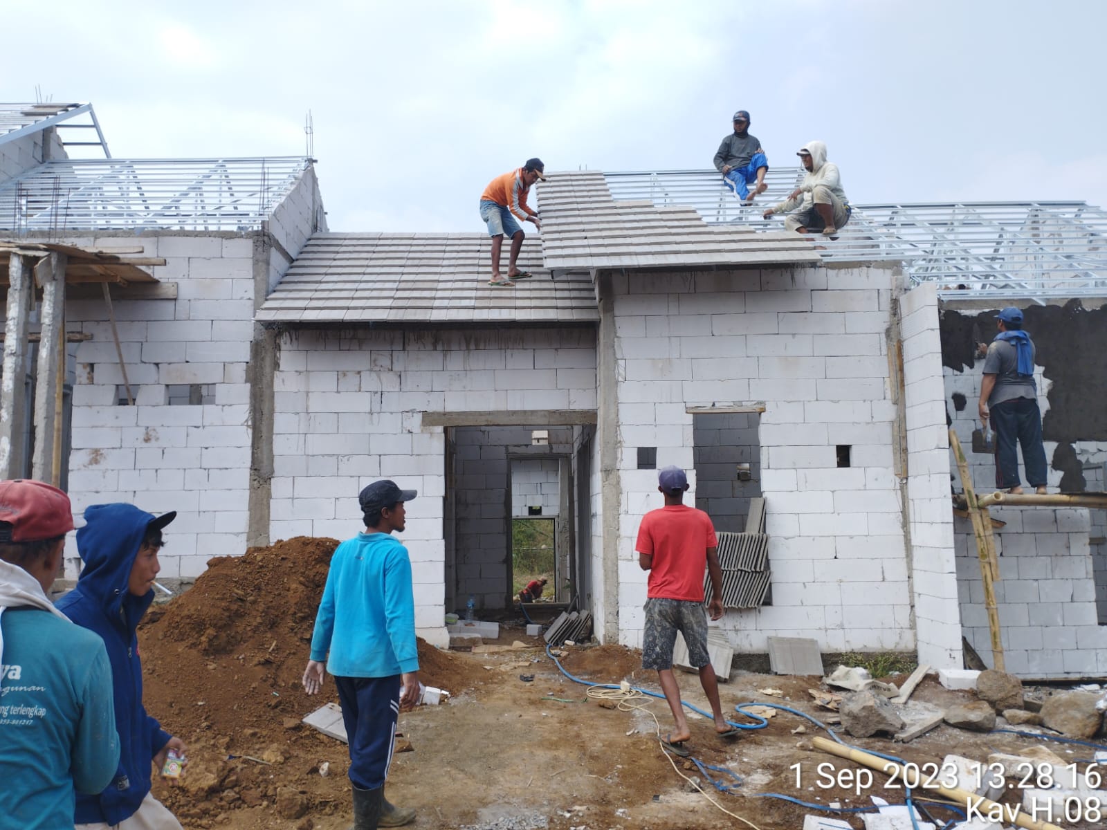 Progres update pembangun  Kavling H-08 di Jawara Boulevard Langlang Singosari Malang. Photo by rahmad