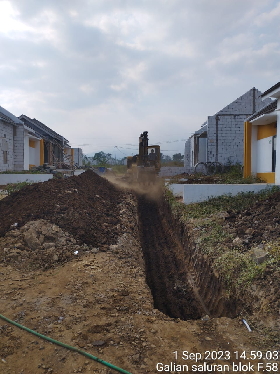 Pengerjaan galian saluran blok F-58 Jawara Boulevard Malang. Photo by rahmad