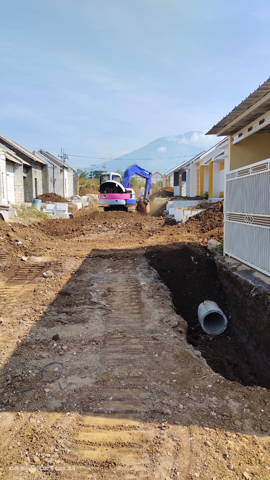 Pengurukan saluran area block E 30 Jawara Boulevard. Photo by prayogi