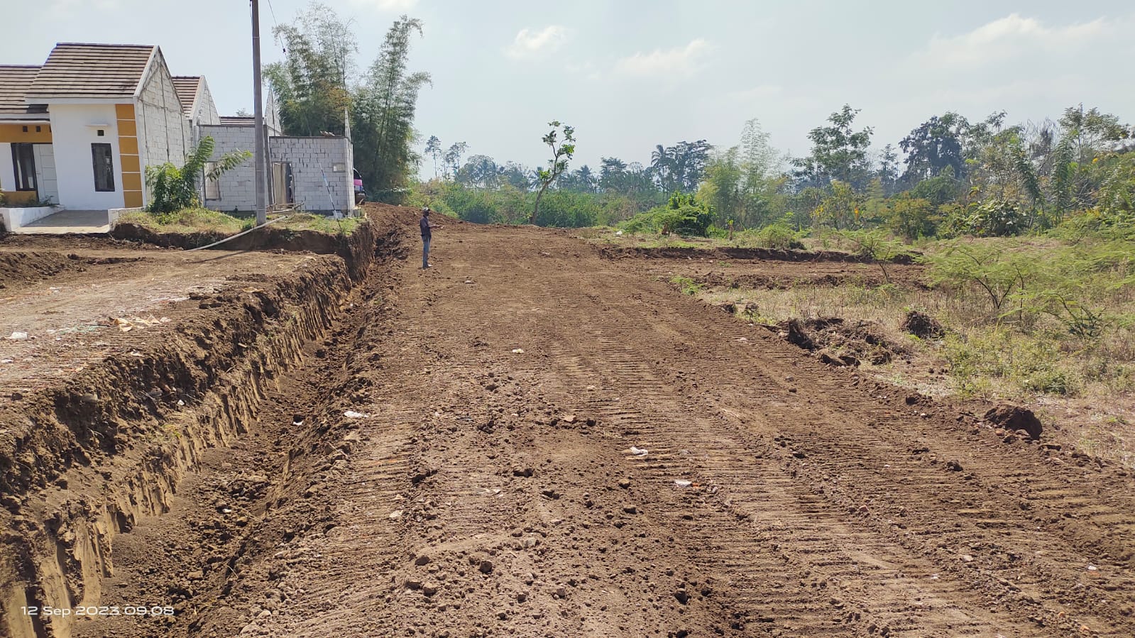 Cut and fill jalan row 7 dan RTH 26 jawara boulevard. Photo by rahmad