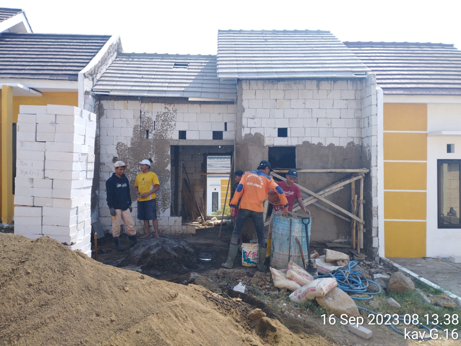 Progres update pembangun  Kavling G 16 di Jawara Boulevard Langlang Singosari Malang. Photo by rahmad