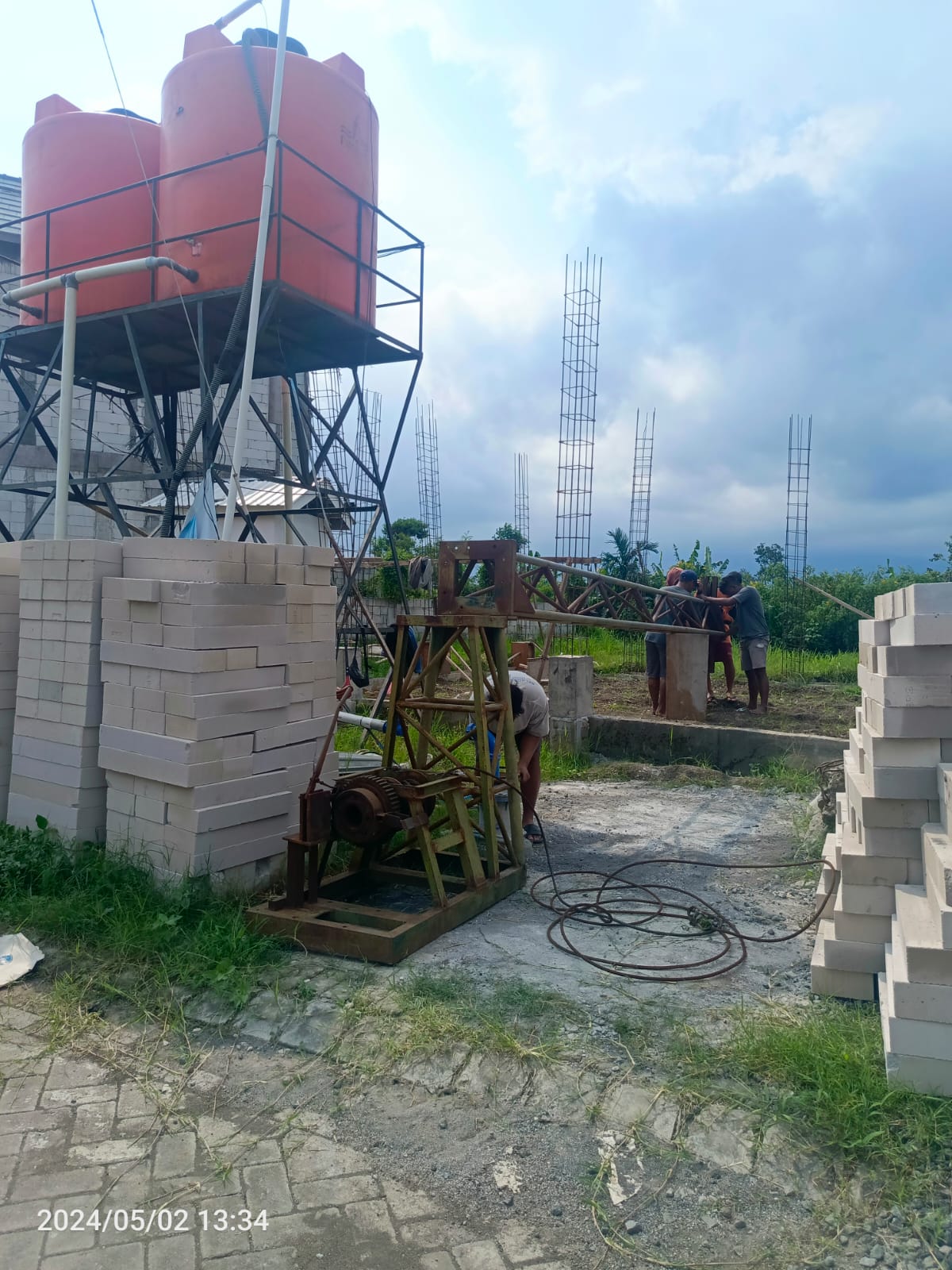 Sigap team lapangan di Perumahan Jawara Land dalam menangani gangguan ketersediaan air. Photo by rizqy