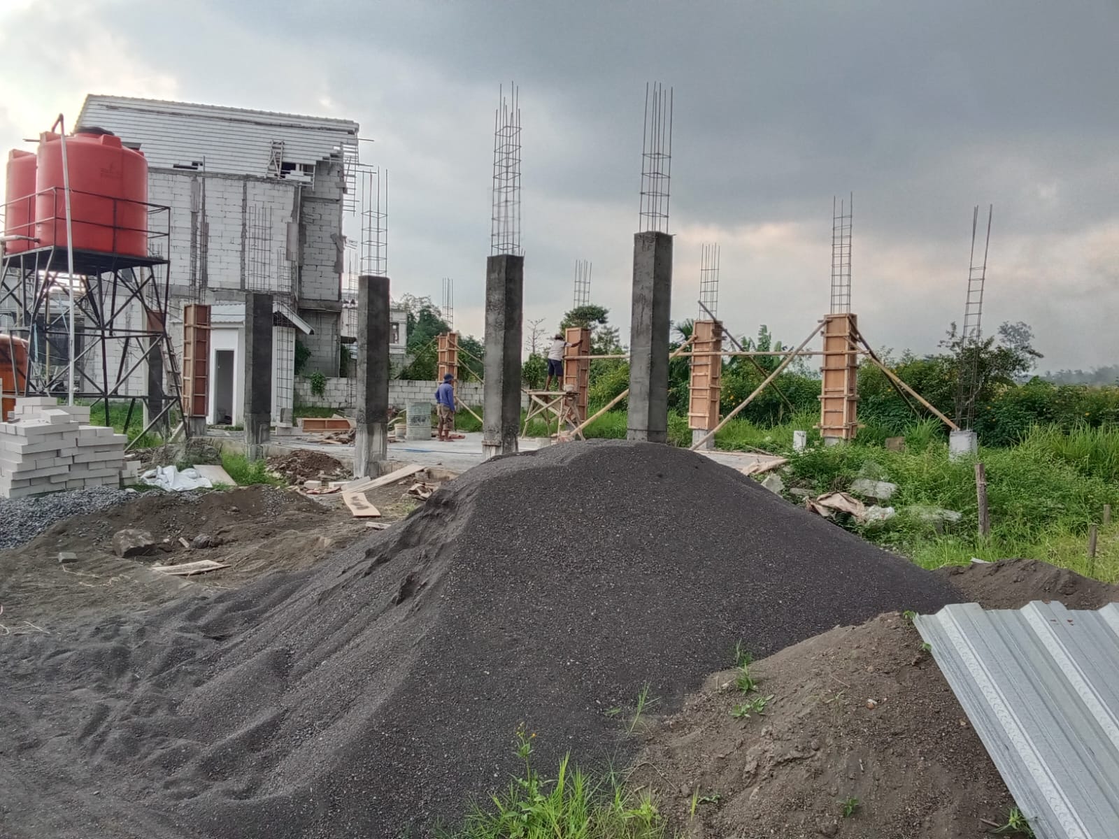 Progres pembangunan masjid di area rumah murah di Malang Jawara Land